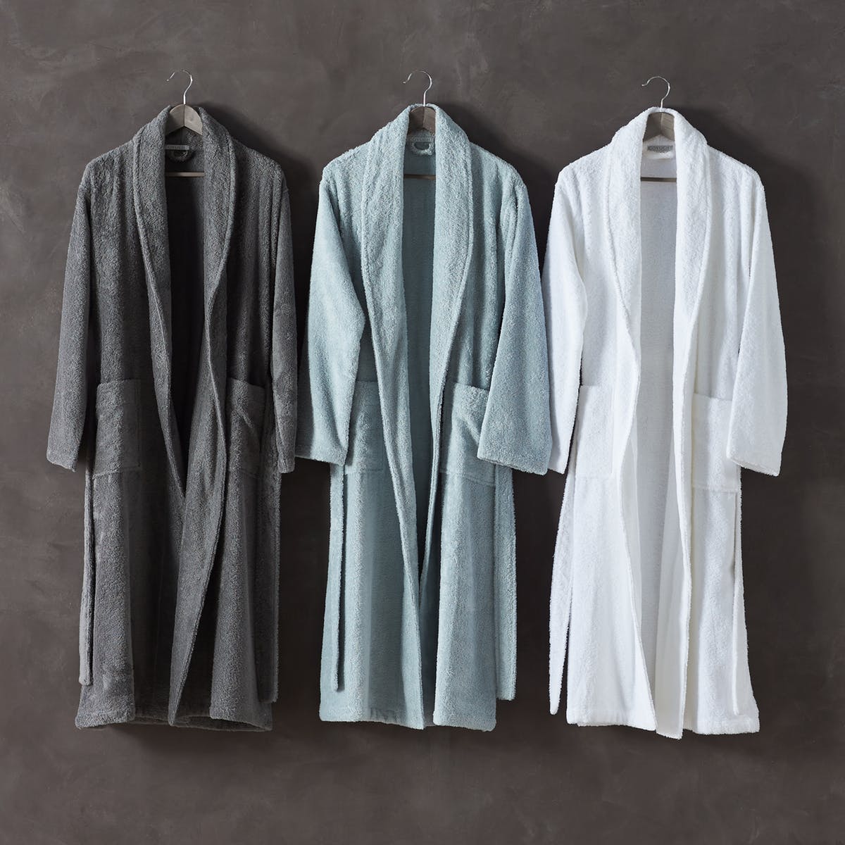 4puD2Ehc93_coyuchi_cloud_loom_robe_1_original.jpg